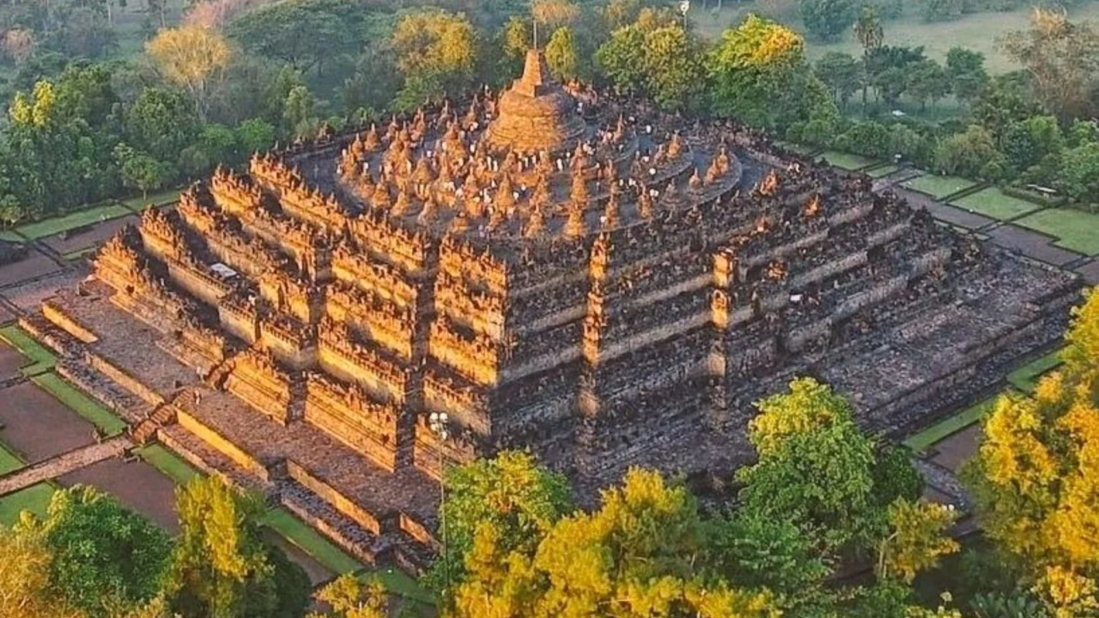Borobudur Sunrise Tour on the Temple Structure - Image 8