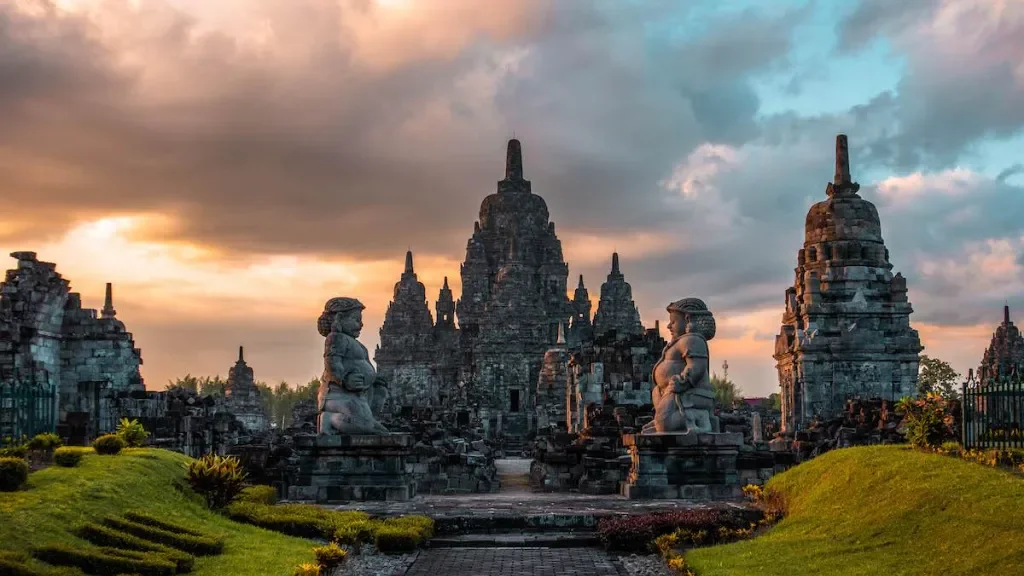 Prambanan Sunset Tour with Ramayana Ballet Performance - Image 9