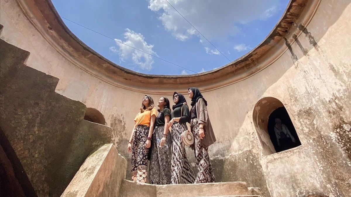 Borobudur Temple Setumbu Sunrise and Yogyakarta City Highlights Tour