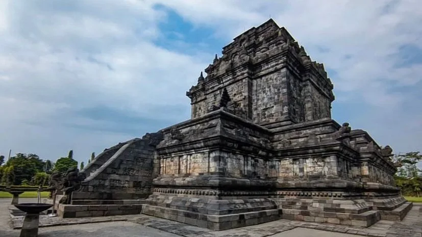 Ultimate Mendut Temple Travel Guide: History & Architecture