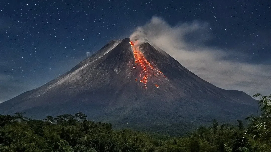 Chasing the Glow: Mount Merapi Night Lava Flow Tour Guide (2026)