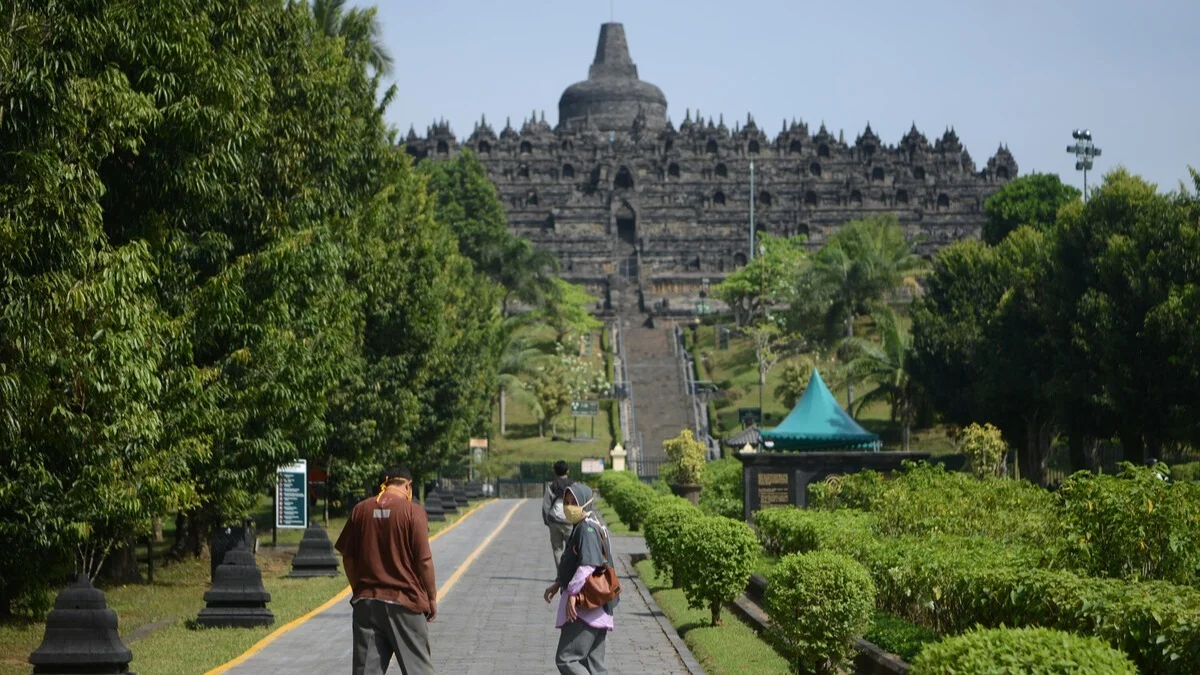 Nepal Van Java & Borobudur Temple Climb Up Access Tour - Image 8