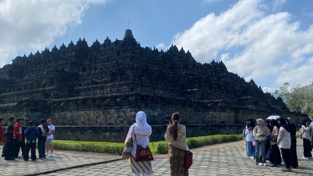 Borobudur Temple Climb-Up Experience Half-Day Tour - Image 10