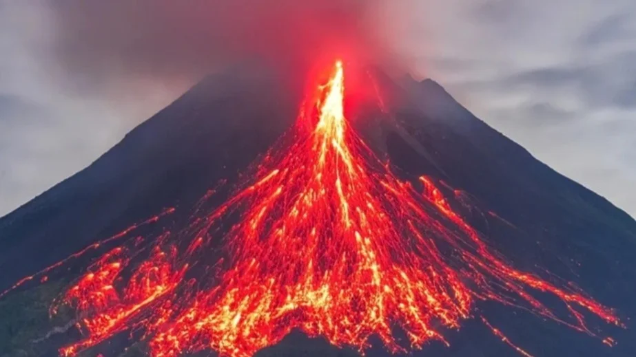 Borobudur Sunset and Merapi Night Lava Flow Observation - Image 5
