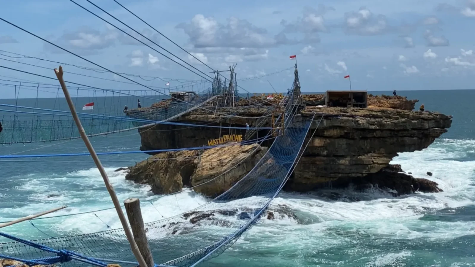 Promenade en gondole sur la plage de Timang au-dessus des falaises océaniques de Yogyakarta