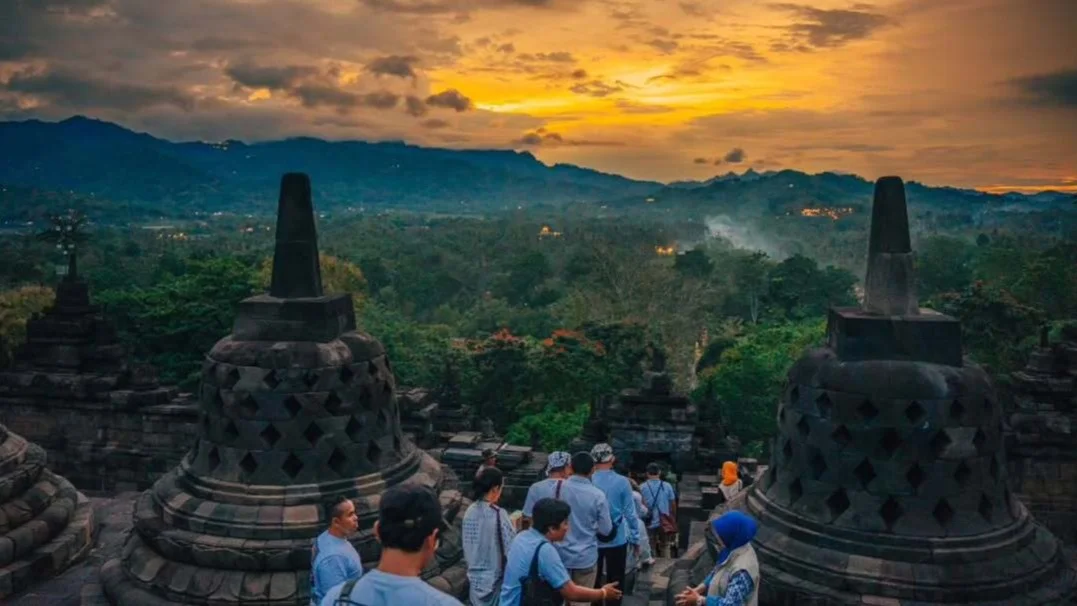 Borobudur Temple Sunset Tour with Climb Up Access and Dinner - Image 9