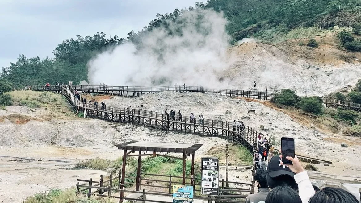 Dieng Plateau Sunrise Tour & Lake Menjer Bamboo Boat Experience - Image 7