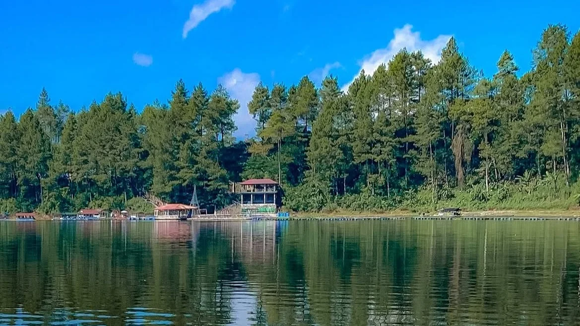 Dieng Plateau Sunrise Tour & Lake Menjer Bamboo Boat Experience - Image 8