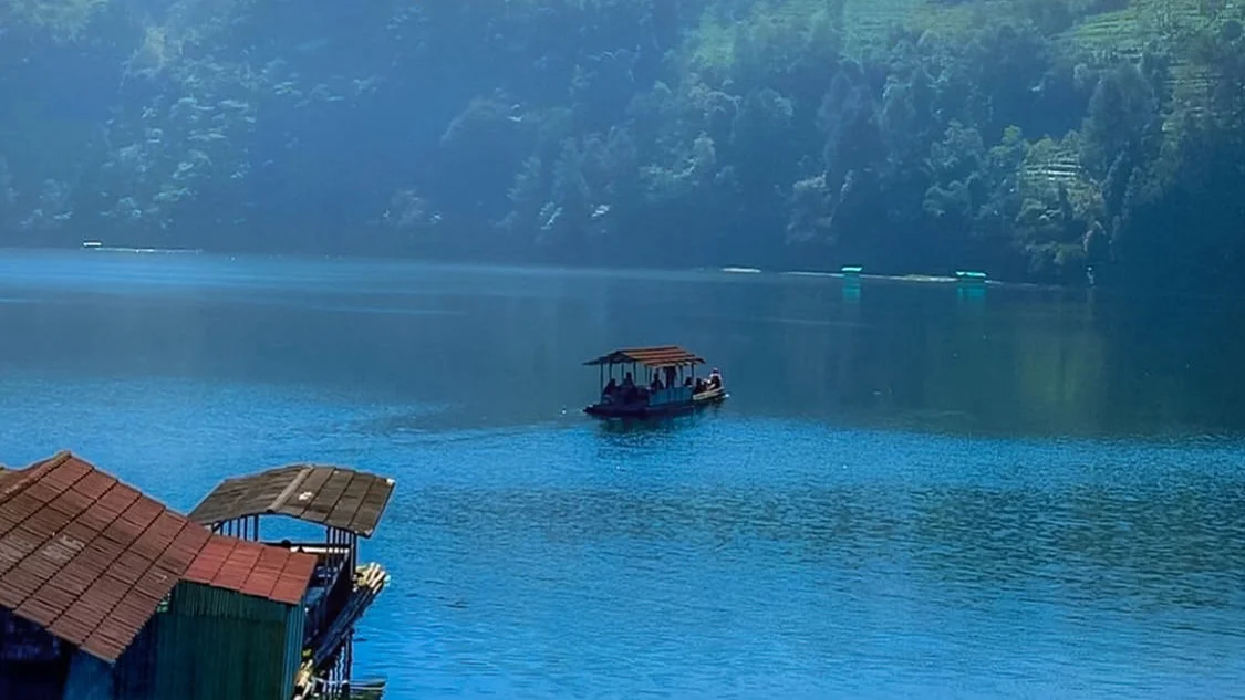 Dieng Plateau Sunrise Tour & Lake Menjer Bamboo Boat Experience
