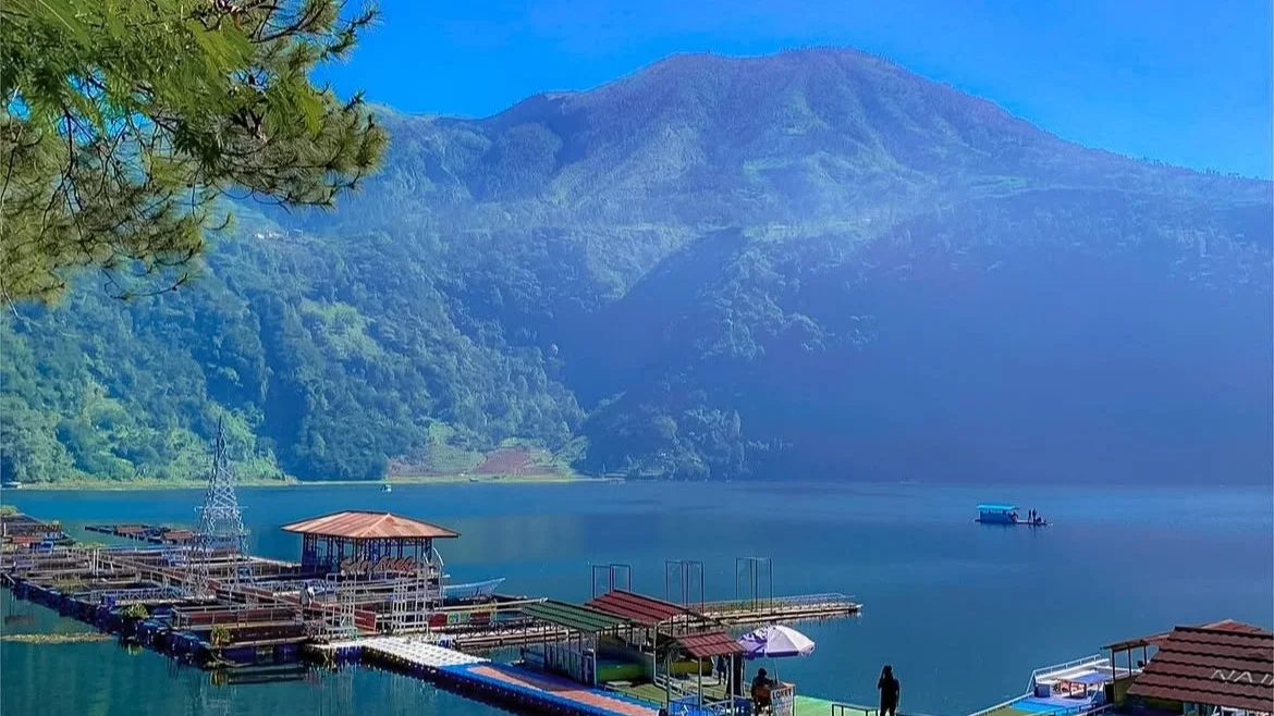 Dieng Plateau Sunrise Tour & Lake Menjer Bamboo Boat Experience - Image 9