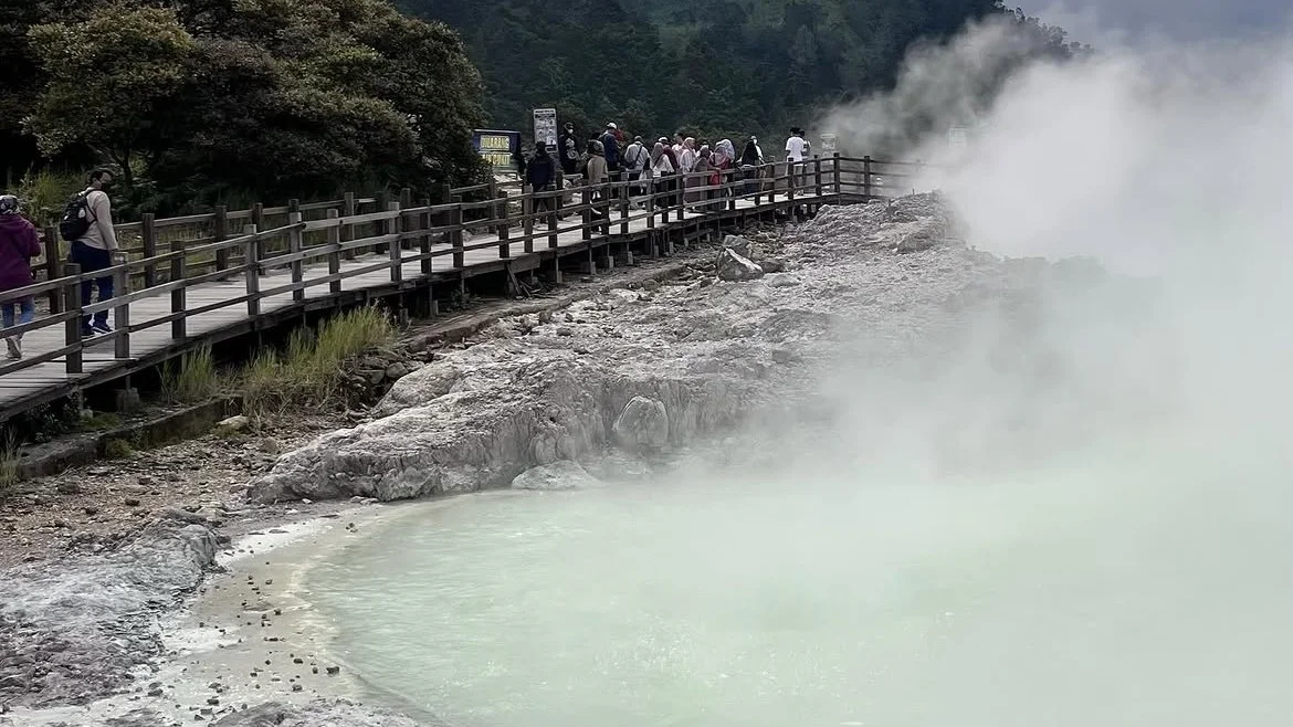 Dieng Plateau Sunrise Tour & Lake Menjer Bamboo Boat Experience
