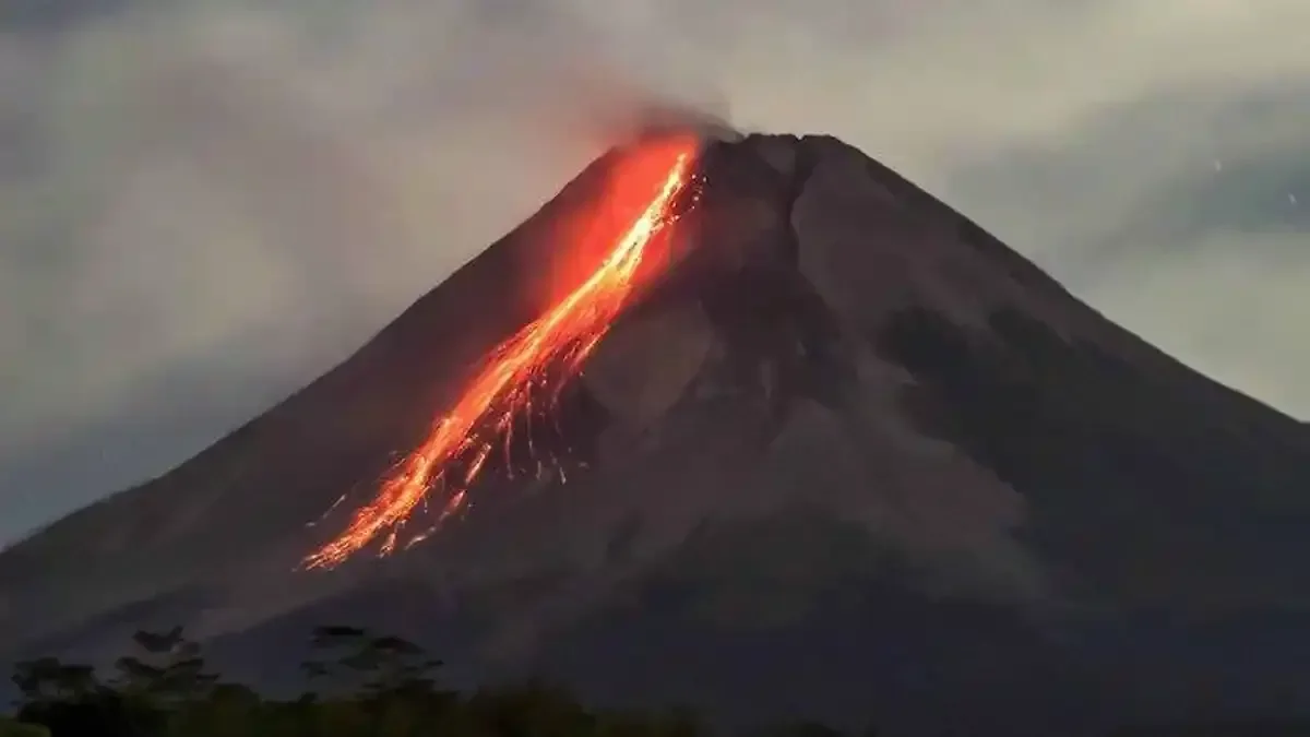 Mount Merapi Night Lava Flow Experience from Yogyakarta - Image 6