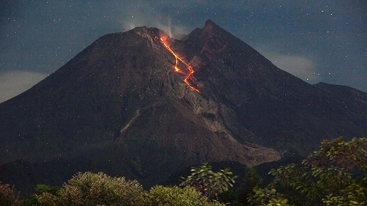 Mount Merapi Night Lava Flow Experience from Yogyakarta - Image 5