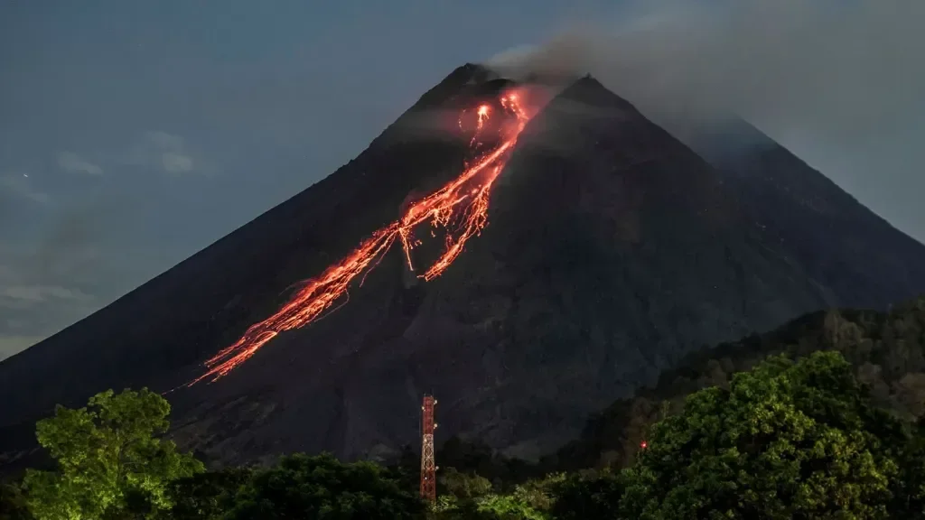 Mount Merapi Night Lava Flow Experience from Yogyakarta - Image 8