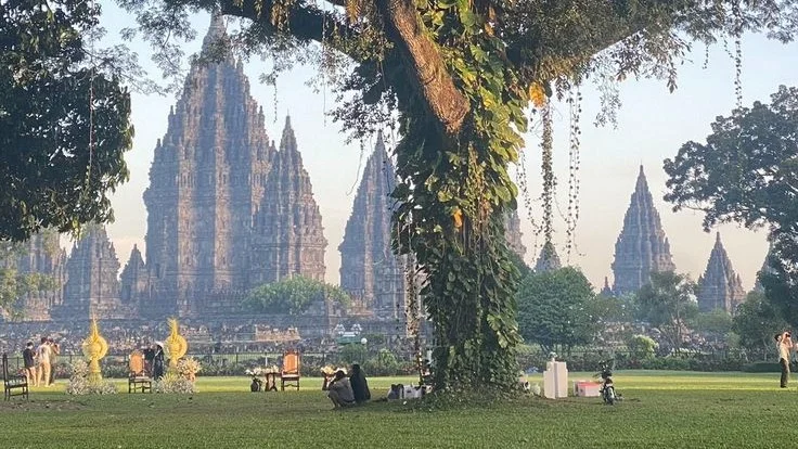 Borobudur Climb-Up & Prambanan Temple Private Guided Tour All Inclusive - Image 6