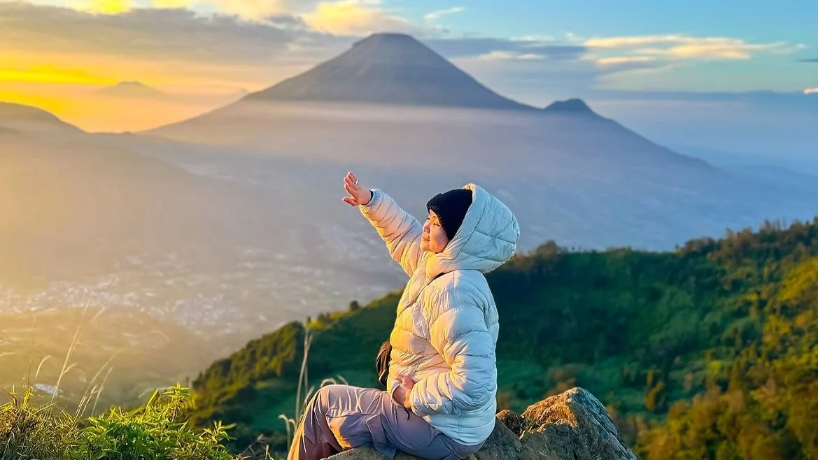 Dieng Plateau Sunrise Tour & Lake Menjer Bamboo Boat Experience