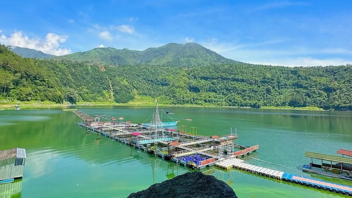 Dieng Plateau Sunrise Tour & Lake Menjer Bamboo Boat Experience - Image 10