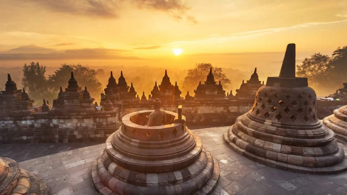 Borobudur Temple Sunset Tour with Climb Up Access and Dinner - Image 6