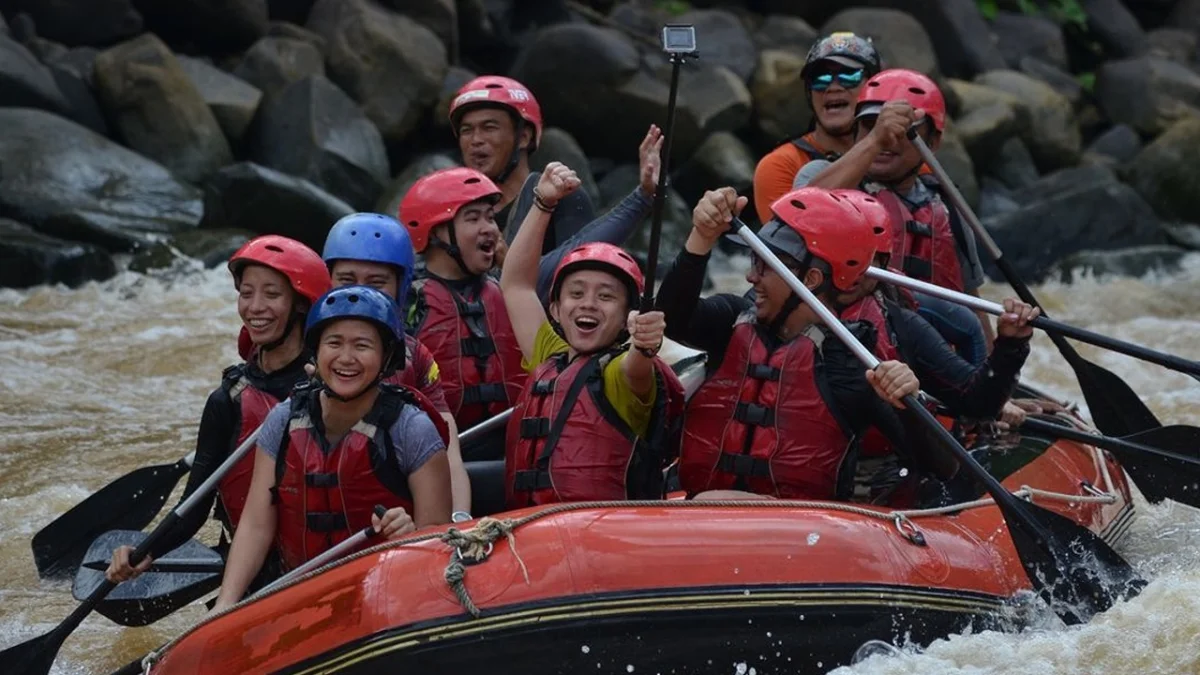 Elo River White Water Rafting Guided Tour with Local Lunch