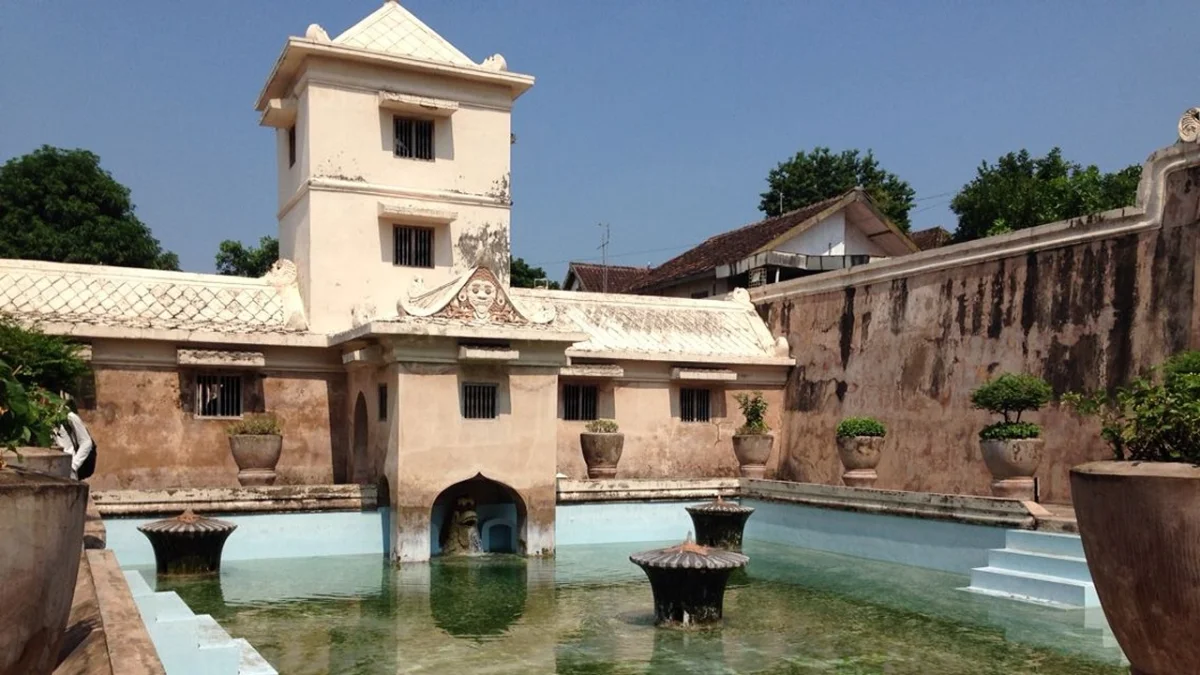 Yogyakarta Sultan Palace and Tamansari Water Castle Guided Tour