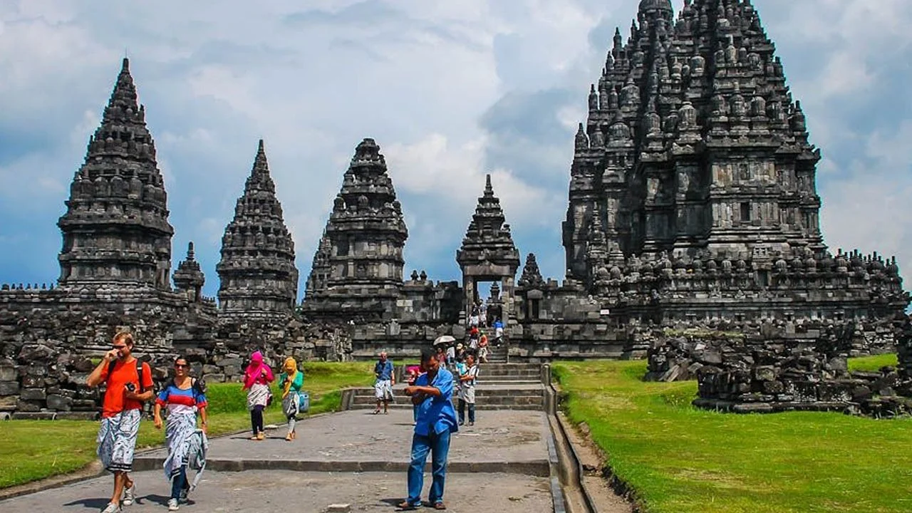 Sultan Palace, Water Castle and Prambanan Temple Guided Tour - Image 7