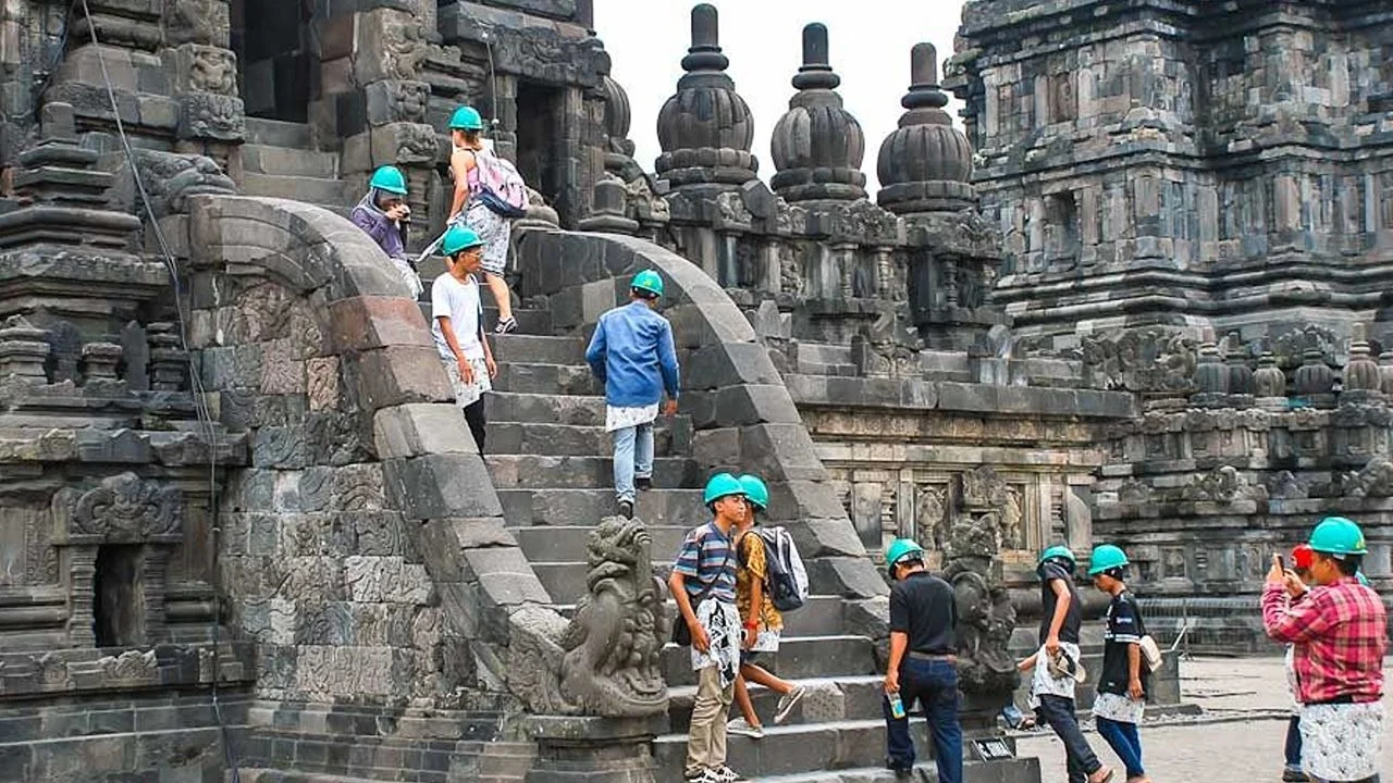 Borobudur Climb-Up, Sultan Palace, Water Castle and Prambanan Temple - Image 7