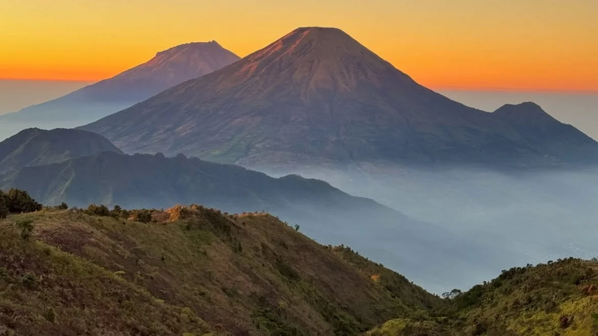 Mount Prau Sunrise Night Trekking Tour with Guide - Image 5