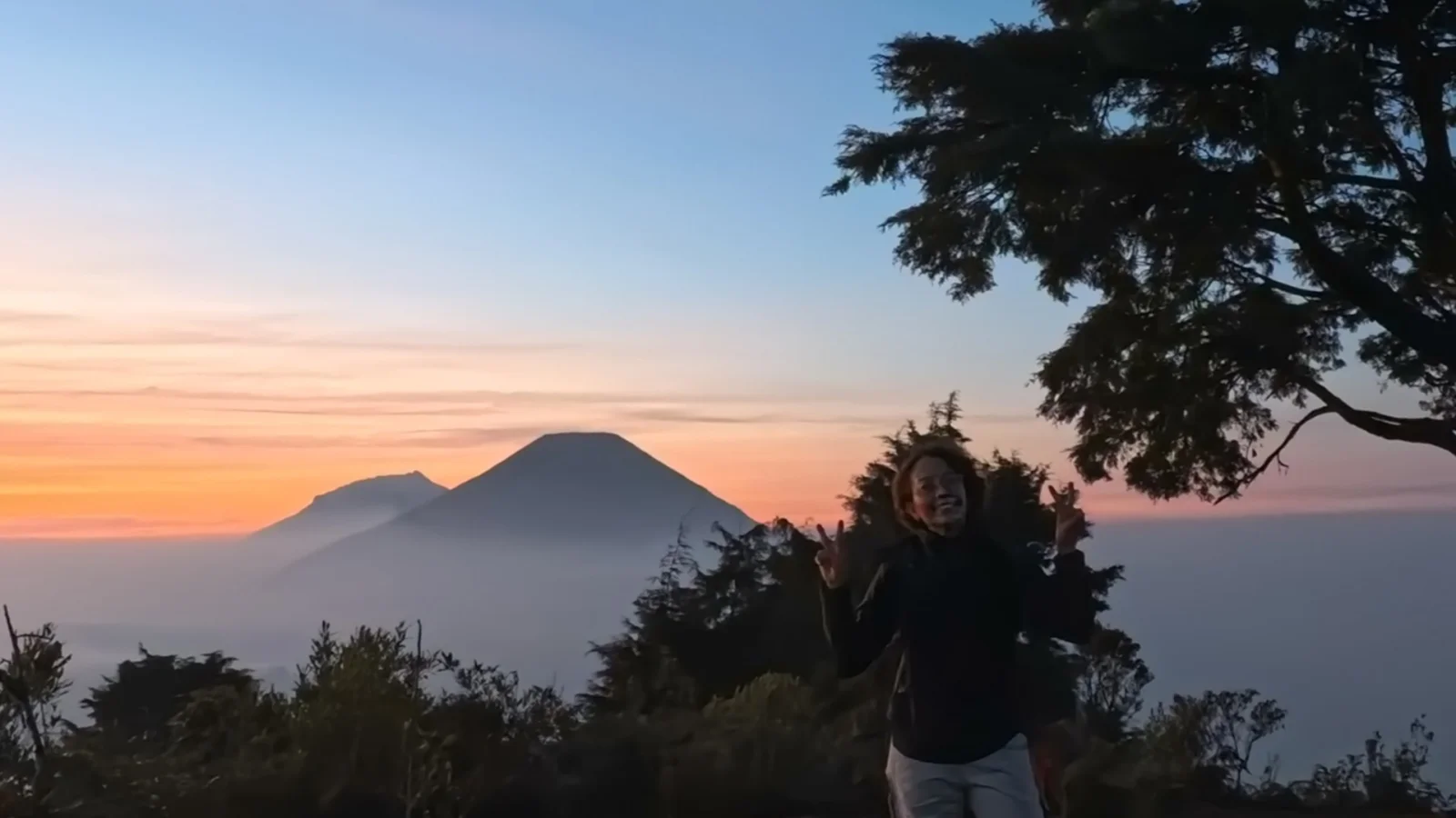 Mount Prau Sunrise Night Trekking Tour with Guide - Image 14