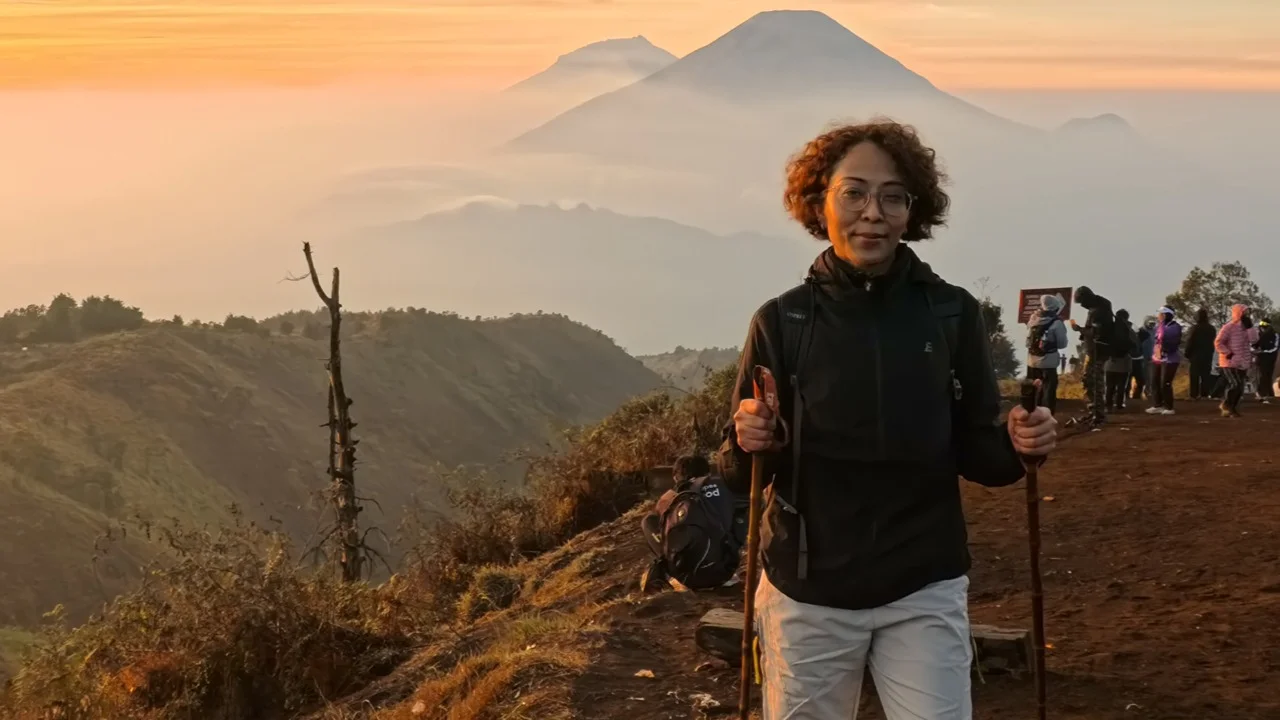 Mount Prau Sunrise Night Trekking Tour with Guide