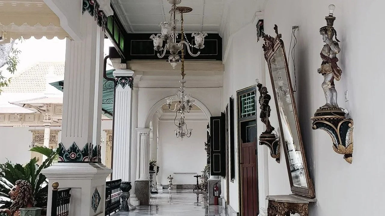 Yogyakarta Sultan Palace and Tamansari Water Castle Guided Tour