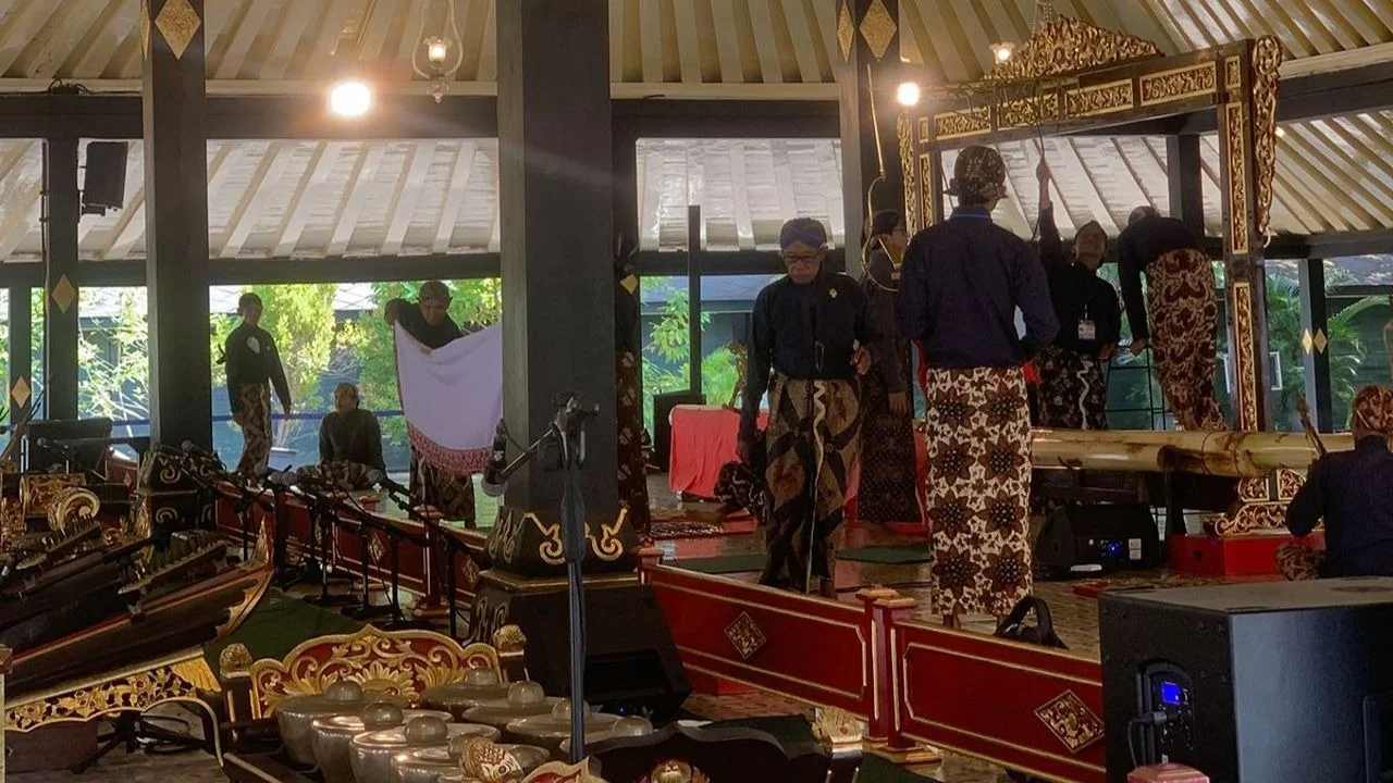 Yogyakarta Sultan Palace and Tamansari Water Castle Guided Tour