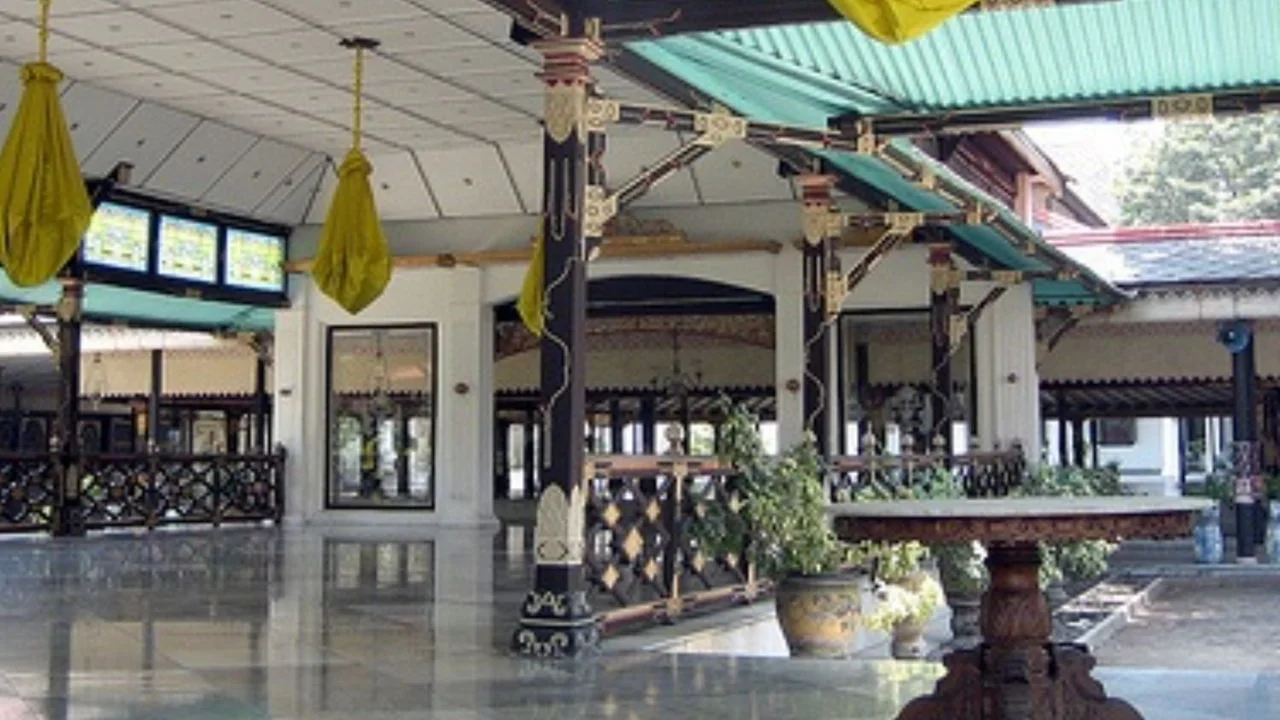 Sultan Palace, Water Castle and Prambanan Temple Guided Tour - Image 15