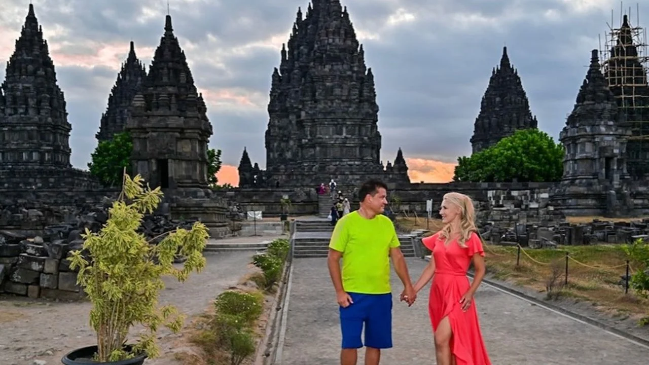 Sultan Palace, Water Castle and Prambanan Temple Guided Tour - Image 9