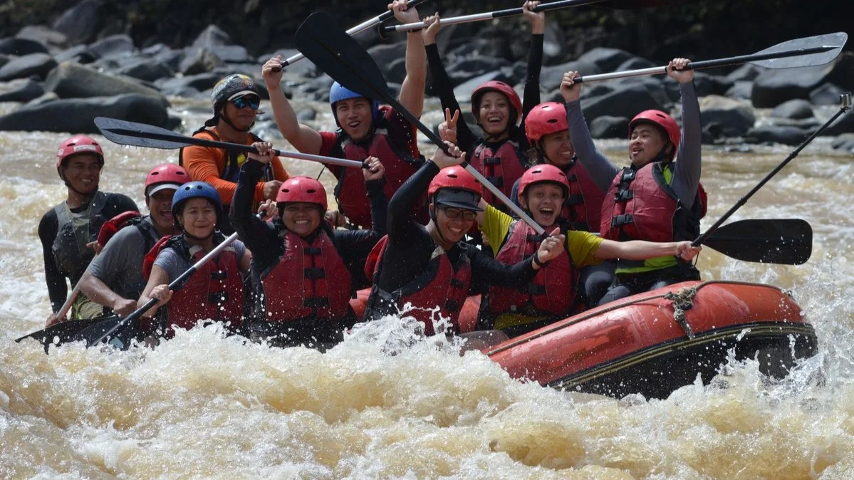 Elo River White Water Rafting Guided Tour with Local Lunch