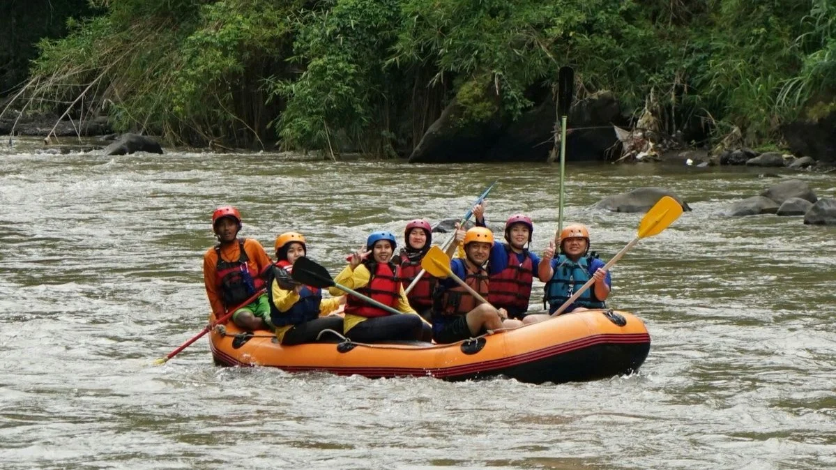 Elo River White Water Rafting Guided Tour with Local Lunch