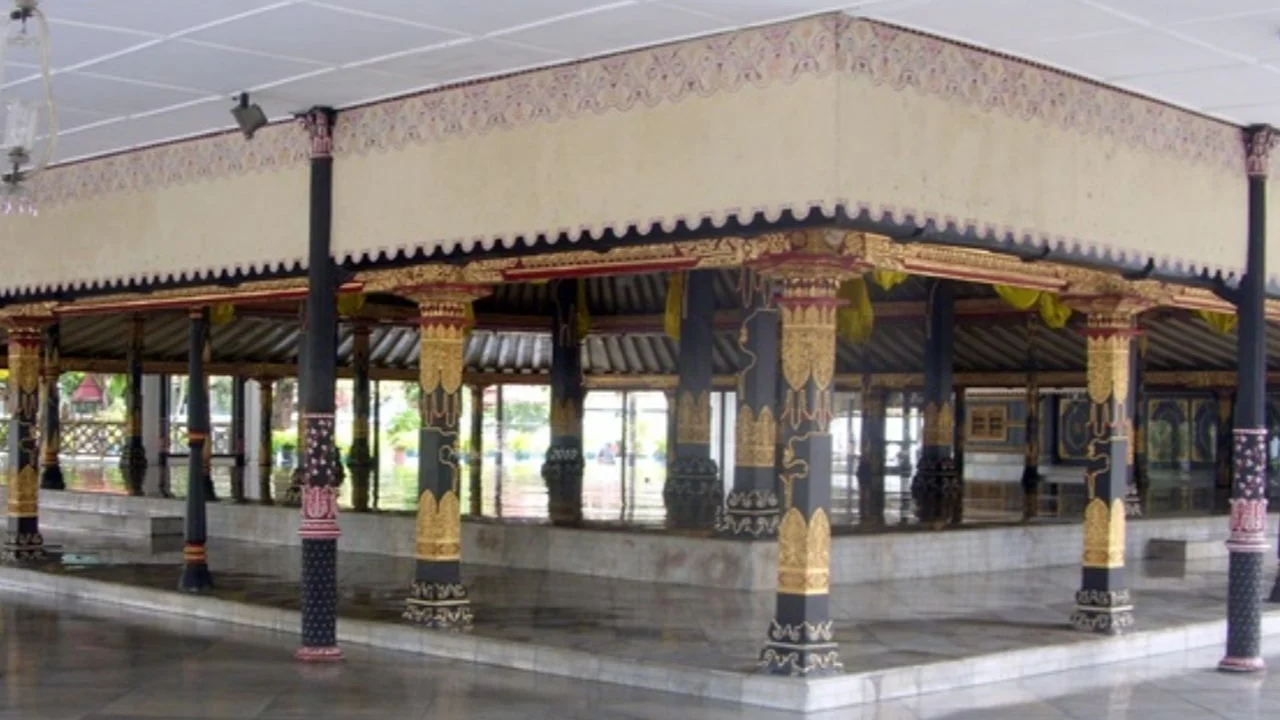 Sultan Palace, Water Castle and Prambanan Temple Guided Tour - Image 16