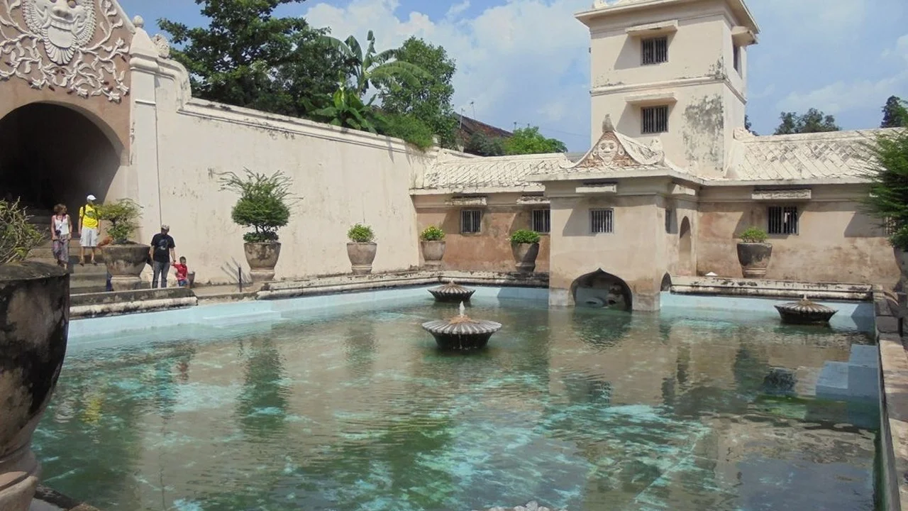 Yogyakarta Sultan Palace and Tamansari Water Castle Guided Tour - Image 10