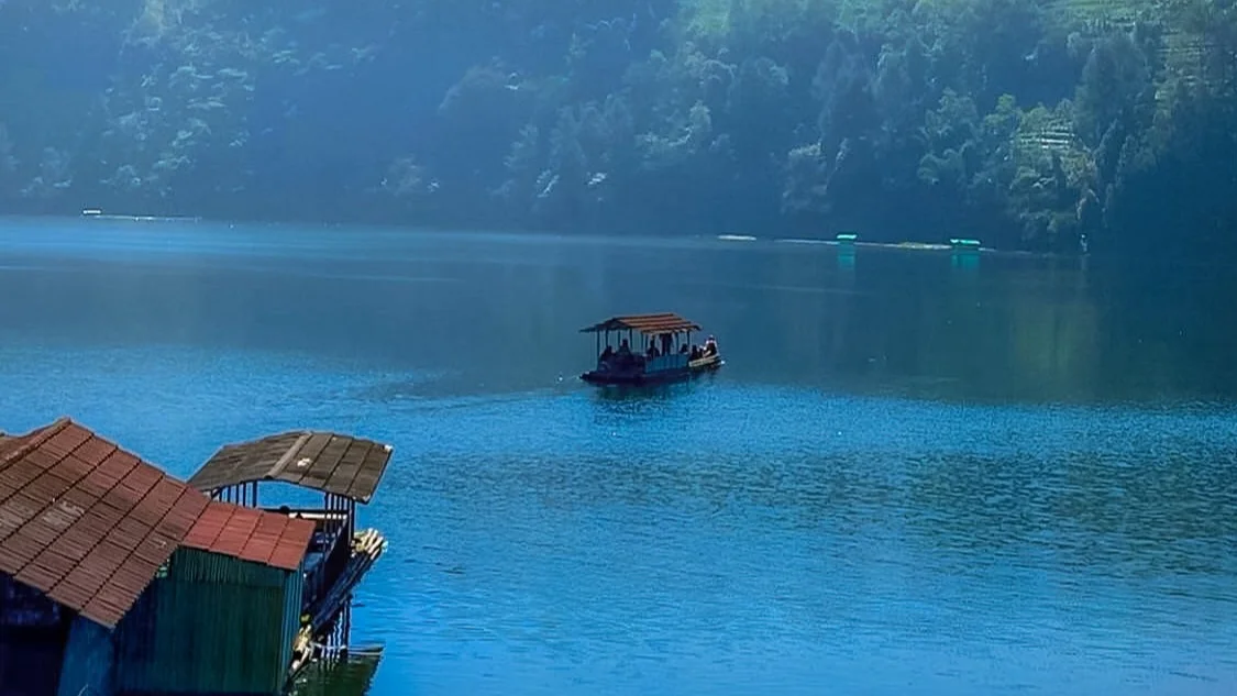 Serene Bamboo Boat Ride on the Ethereal Lake Menjer