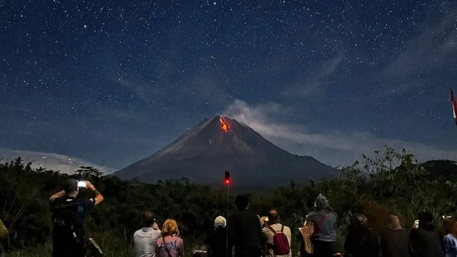 Rare Red-Glowing Lava Flow Sightings