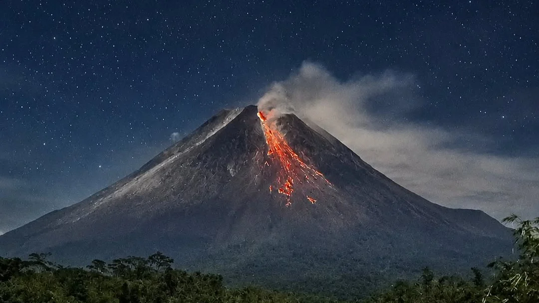 Rare Red-Glowing Lava Flow Sightings