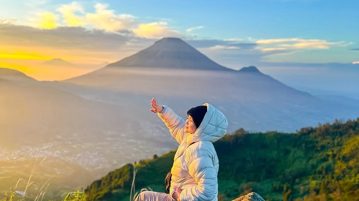 Breathtaking Golden Sunrise Above the Clouds (Sikunir Hill)